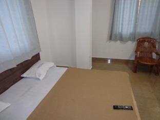 אויאיין Oyo 36211 Hotel Padma Palace מראה חיצוני תמונה